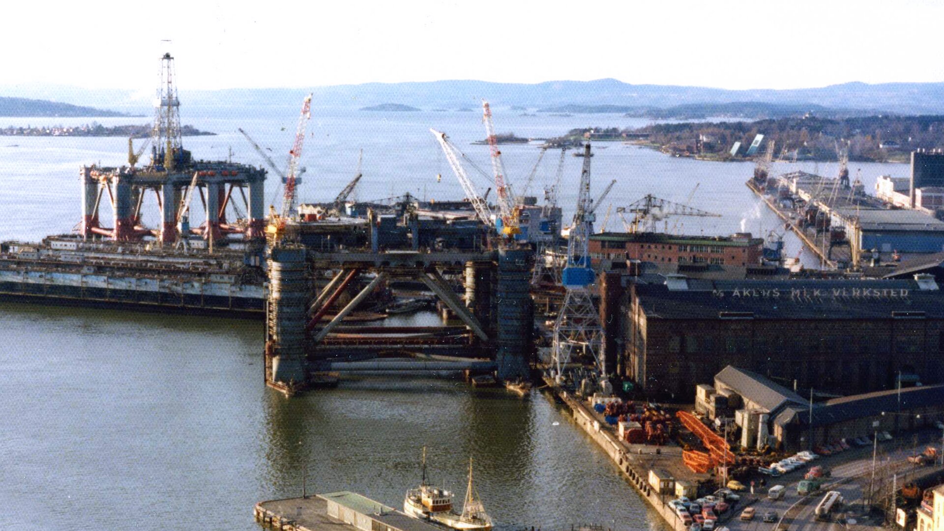 Aker H-3 oil rig
